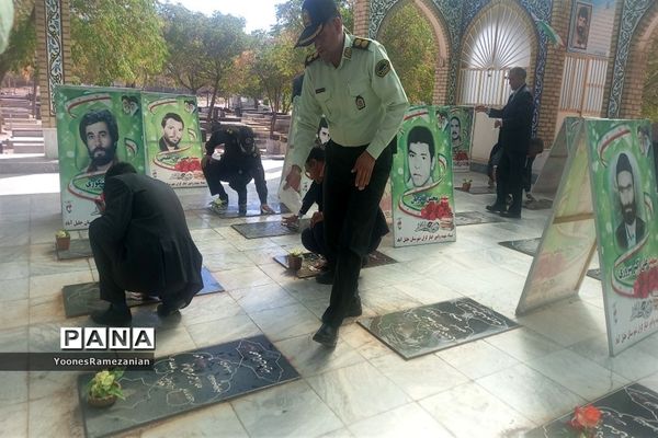 غبار روبی مزار شهدای خلیل آباد  به مناسبت هفته دولت