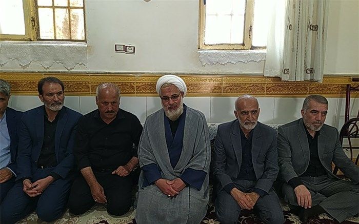 دیدار مسئولان شهر جعفریه قم با خانواده شهید «احمدلی»