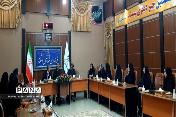 نشست فرماندار شهرستان اشکذر با جمعی از دانش‌آموزان به مناسبت هفته دولت