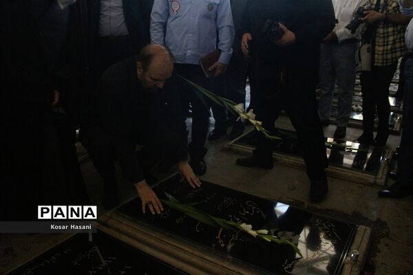 تجدید بیعت مسئولان استانی با شهیدان در اولین روز از هفته دولت