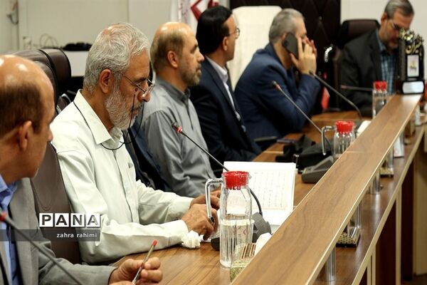 رونمایی از کتاب «سفیران دهه ۶۰» و پوستر «پویش کتاب زی»
