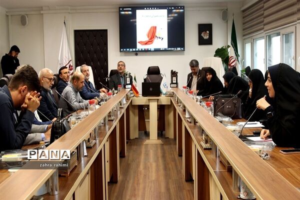 رونمایی از کتاب «سفیران دهه ۶۰» و پوستر «پویش کتاب زی»