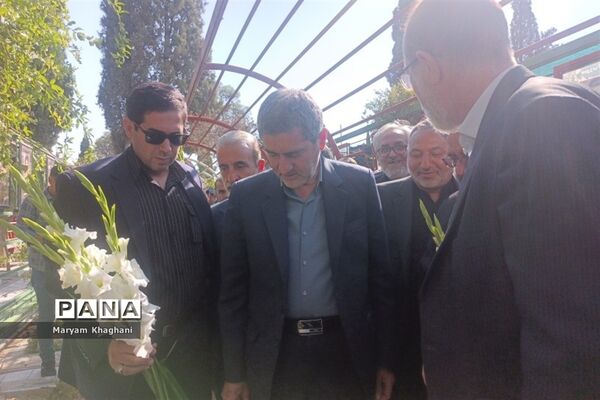 گلباران قبور شهدا به‌مناسبت آغاز هفته دولت