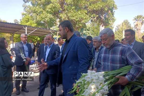 گلباران قبور شهدا به‌مناسبت آغاز هفته دولت