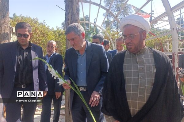 گلباران قبور شهدا به‌مناسبت آغاز هفته دولت