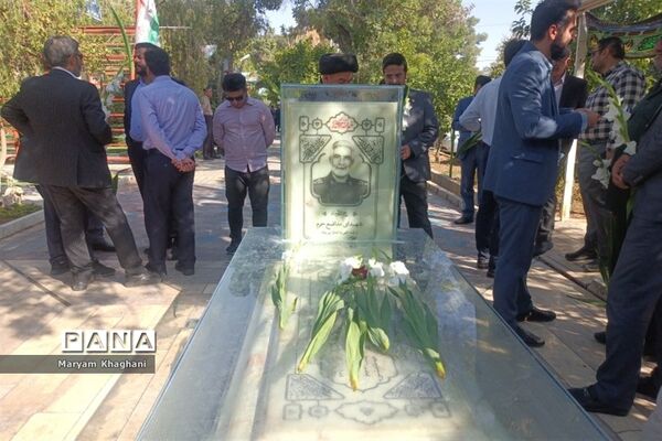 گلباران قبور شهدا به‌مناسبت آغاز هفته دولت