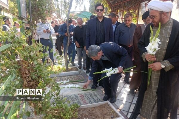 گلباران قبور شهدا به‌مناسبت آغاز هفته دولت