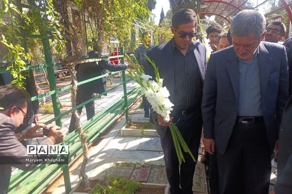 گلباران قبور شهدا به‌مناسبت آغاز هفته دولت