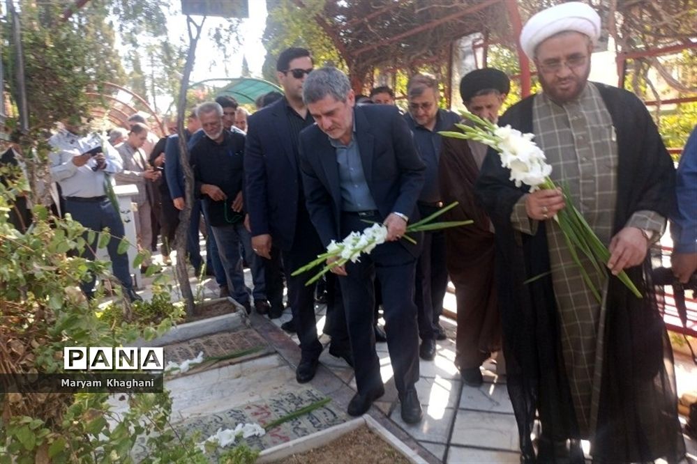 گلباران قبور شهدا به‌مناسبت آغاز هفته دولت