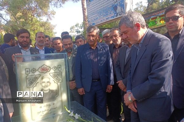 گلباران قبور شهدا به‌مناسبت آغاز هفته دولت