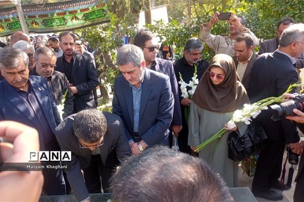گلباران قبور شهدا به‌مناسبت آغاز هفته دولت