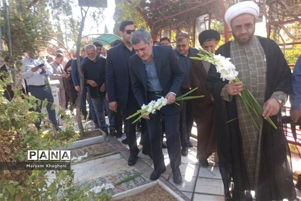 گلباران قبور شهدا به‌مناسبت آغاز هفته دولت