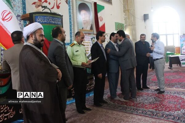 تقدیر از مدیران و کارمندان نمونه در نمازجمعه گلوگاه