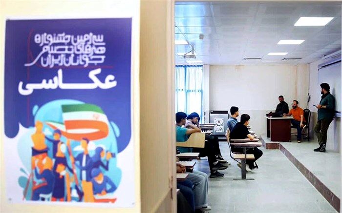 هدایت عکاسان در کارگاه عکاسی جشنواره تجسمی جوانان