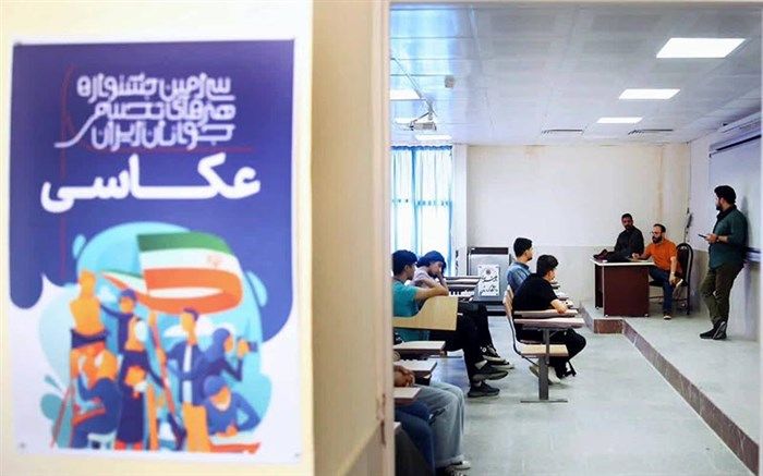 هدایت عکاسان در کارگاه عکاسی جشنواره تجسمی جوانان