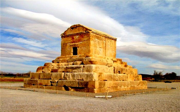 کوروش مقدس نیست، اما کوروش انسان بود و انسانیت مقدس است
