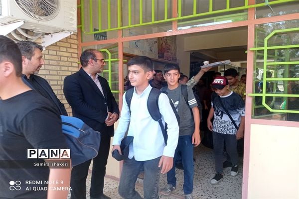 مراسم بدرقه و اعزام دانش‌آموزان پسر زیارت اولی به مشهد مقدس