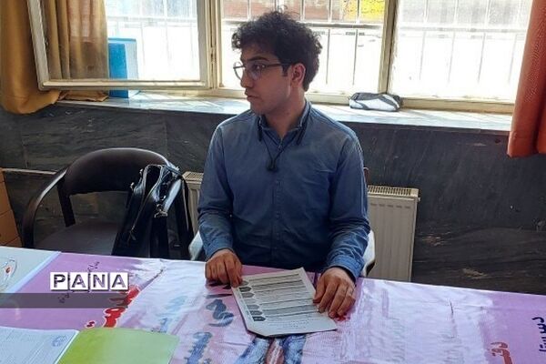 استقرار میزخدمت هدایت تحصیلی در جهت ارائه خدمات مشاوره به دانش‌آموزان پایه نهم