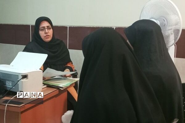 استقرار میزخدمت هدایت تحصیلی در جهت ارائه خدمات مشاوره به دانش‌آموزان پایه نهم