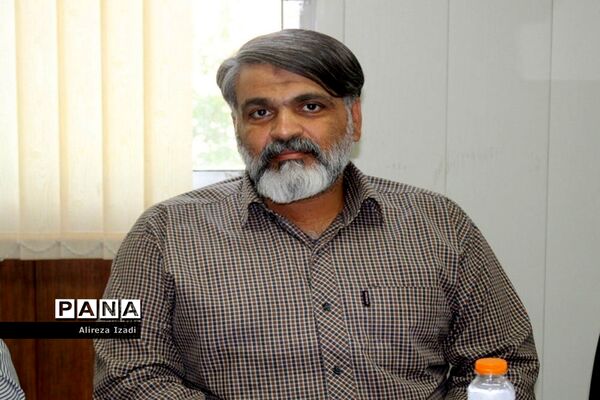 تجلیل از دانش‌آموز برتر چهل و یکمین دوره مسابقات کشوری قرآن، عترت و نماز استان بوشهر