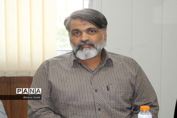 تجلیل از دانش‌آموز برتر چهل و یکمین دوره مسابقات کشوری قرآن، عترت و نماز استان بوشهر