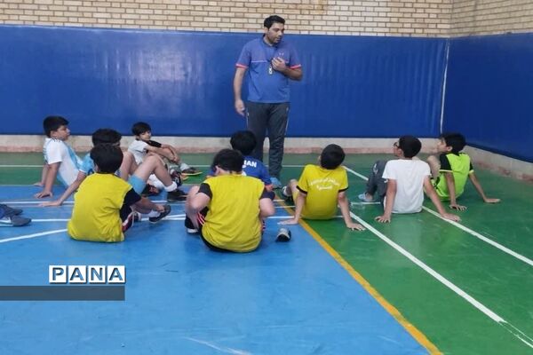 برگزاری بازی دوستانه بین تیم‌های فوتبال دانش‌آموزی ایران و افغانستان در شهرستان پیشوا