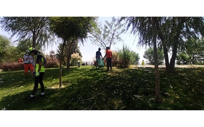 پاکسازی 10 هکتاری مجموعه فرهنگی گردشگری دریاچه شهدای خلیج فارس از فیلتر سیگار