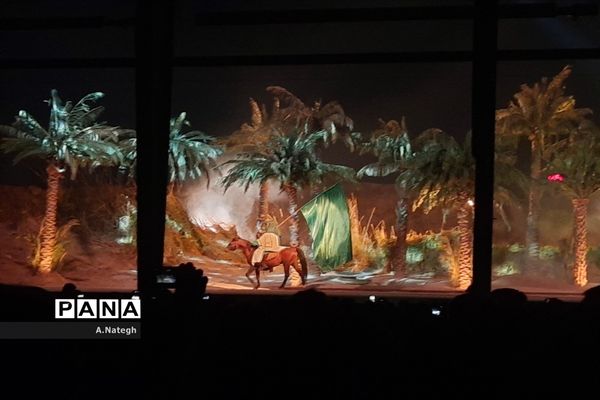 نمایش میدانی تنهاتر از مسیح