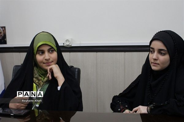 نشست هم‌اندیشی دختران تیم دانش‌آموزی تولید محتوا سازمان دانش‌آموزی شهرستان‌های تهران