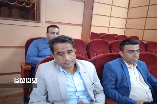 آیین تجلیل از کارمندان نمونه ادارات در سالن الغدیر ارشاد محمود‌آباد