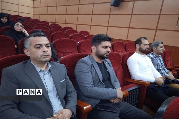 آیین تجلیل از کارمندان نمونه ادارات در سالن الغدیر ارشاد محمود‌آباد