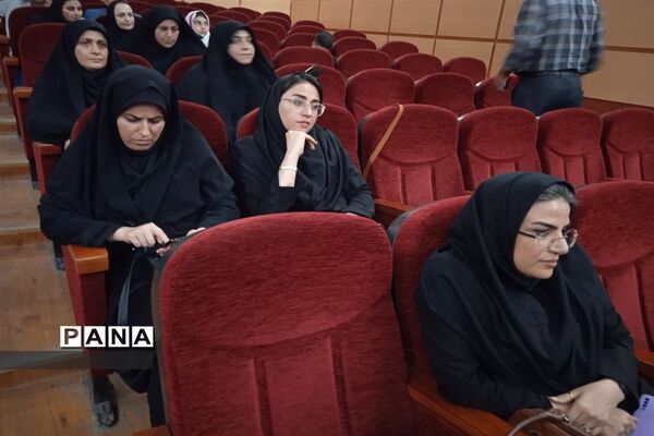 آیین تجلیل از کارمندان نمونه ادارات در سالن الغدیر ارشاد محمود‌آباد