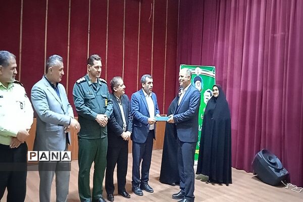 آیین تجلیل از کارمندان نمونه ادارات در سالن الغدیر ارشاد محمود‌آباد