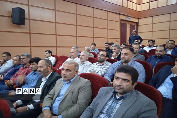 آیین تجلیل از کارمندان نمونه ادارات در سالن الغدیر ارشاد محمود‌آباد