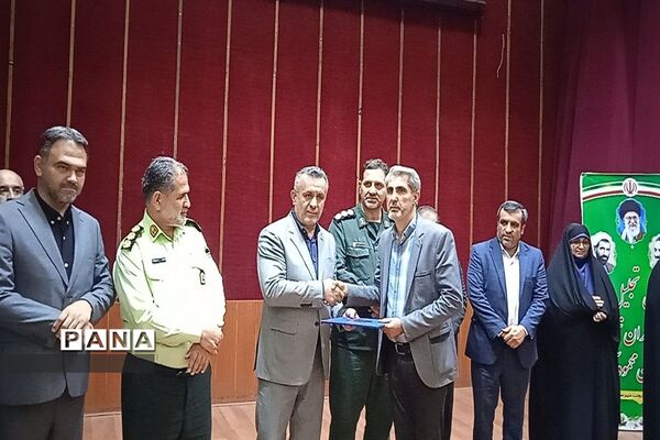 آیین تجلیل از کارمندان نمونه ادارات در سالن الغدیر ارشاد محمود‌آباد