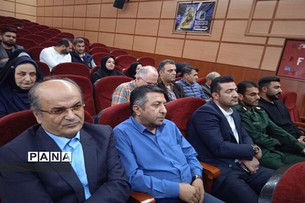 آیین تجلیل از کارمندان نمونه ادارات در سالن الغدیر ارشاد محمود‌آباد