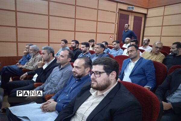 آیین تجلیل از کارمندان نمونه ادارات در سالن الغدیر ارشاد محمود‌آباد