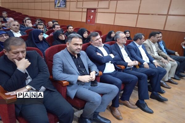 آیین تجلیل از کارمندان نمونه ادارات در سالن الغدیر ارشاد محمود‌آباد