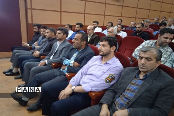 آیین تجلیل از کارمندان نمونه ادارات در سالن الغدیر ارشاد محمود‌آباد