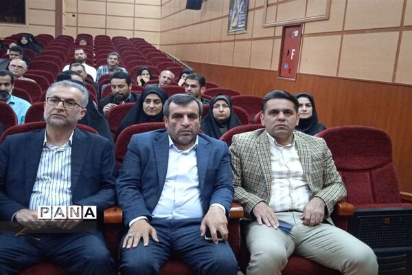 آیین تجلیل از کارمندان نمونه ادارات در سالن الغدیر ارشاد محمود‌آباد