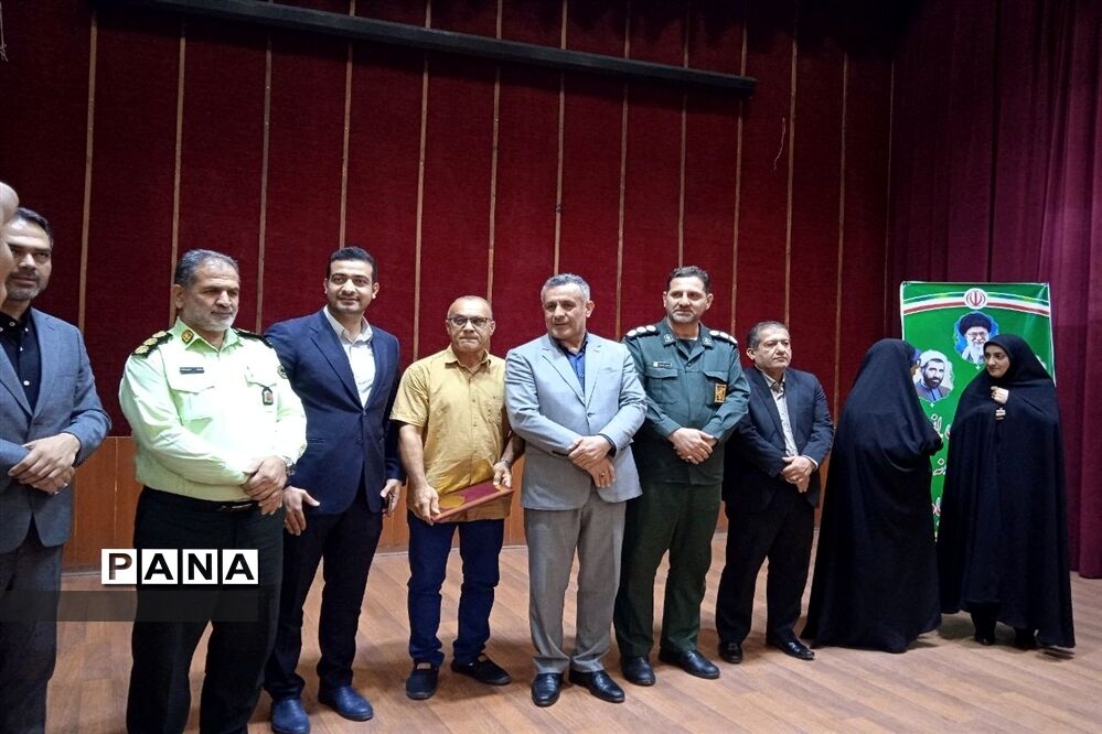 آیین تجلیل از کارمندان نمونه ادارات در سالن الغدیر ارشاد محمود‌آباد