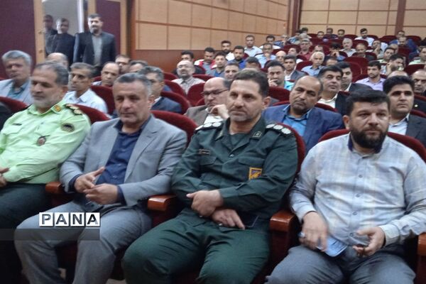 آیین تجلیل از کارمندان نمونه ادارات در سالن الغدیر ارشاد محمود‌آباد