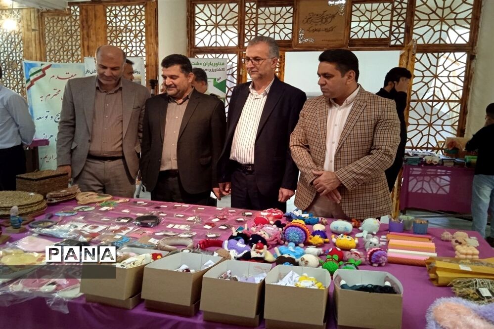 نمایشگاه صنایع‌دستی و دستاوردهای صنعتی و کشاورزی در سالن الغدیر ارشاد