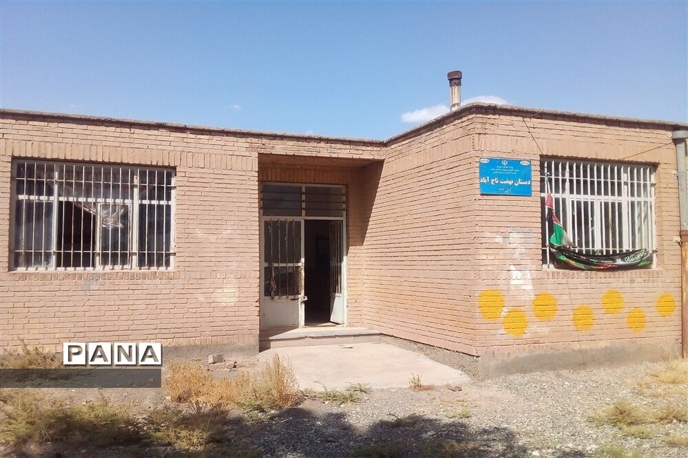 رنگ آمیزی دبستان نهضت روستای تاج‌آباد شهرستان داورزن