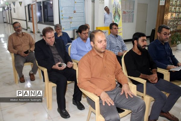 نشست صمیمی مدیر کل آموزش و پرورش استان بوشهر با همکاران اداری