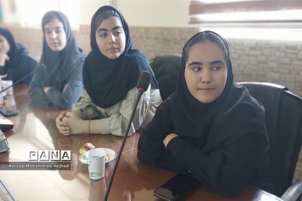 نشست صمیمی دانش‌آموز خبرنگاران فعال خبرگزاری پانا با معاون پرورشی‌ و‌ تربیت‌بدنی شهرستان‌قرچک