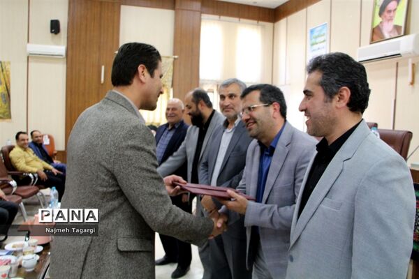 آئین تجلیل از کارمندان نمونه ادارات شهرستان مه‌ولات