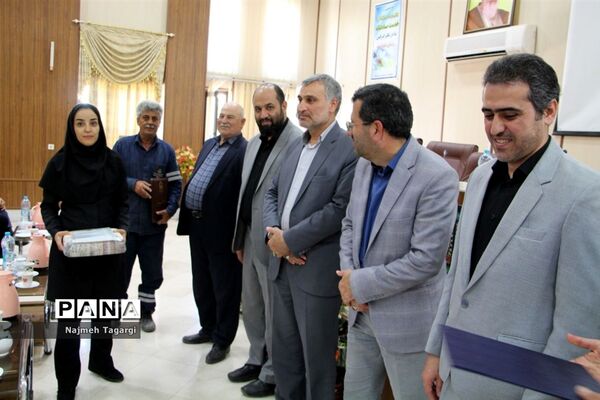 آئین تجلیل از کارمندان نمونه ادارات شهرستان مه‌ولات