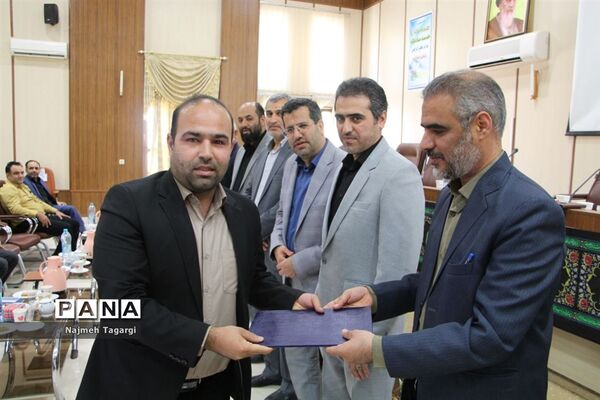 آئین تجلیل از کارمندان نمونه ادارات شهرستان مه‌ولات