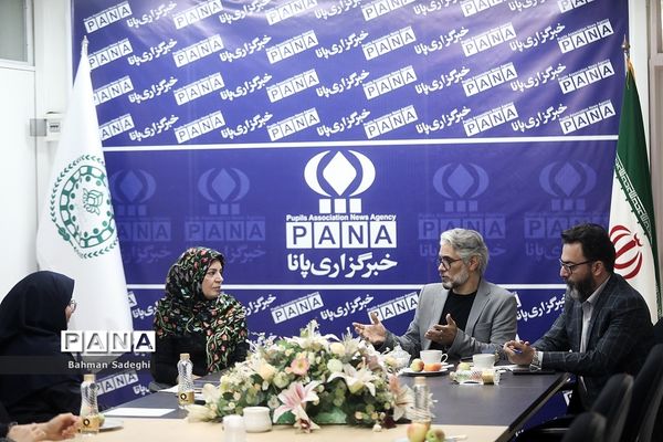 دومین میزگرد دانش‌آموزی با موضوع  بررسی نقش والدین در تربیت کودک فلسفی